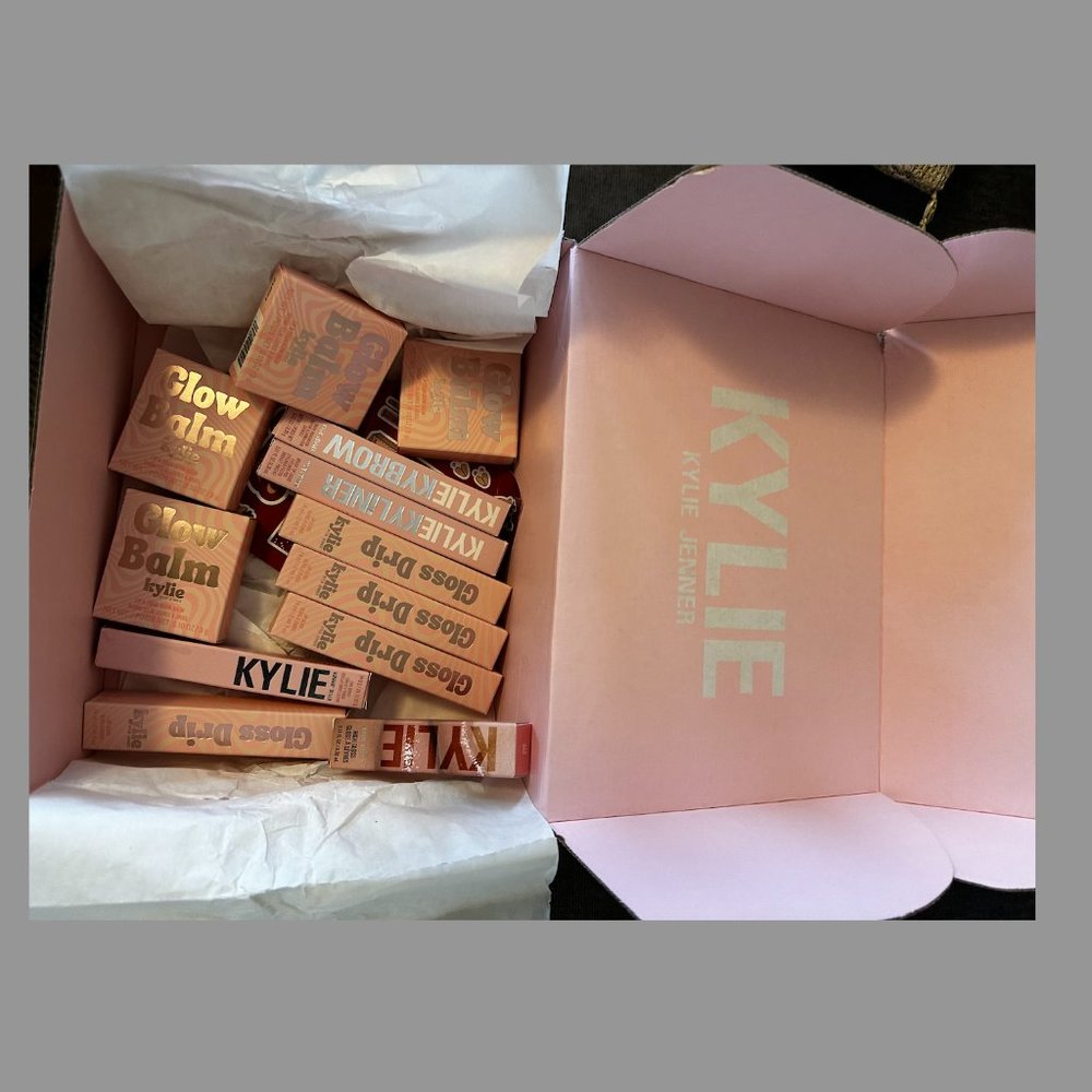 Kylie Cosmetics Gloss x Glow Bundle, Eyeliner, Highlighter, Lipstick